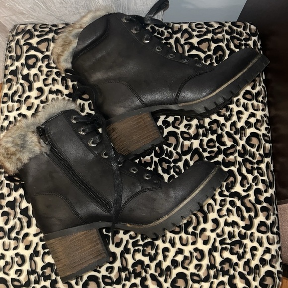 Steve Madden Black Booties With Faux Fur Ankle & Chunky Soles Distressed Look - Picture 5 of 10